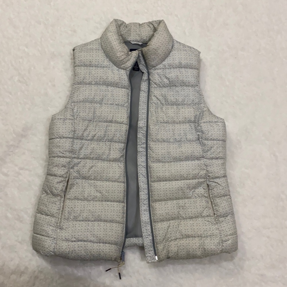 Gray and white puffer vest 🤍🖤